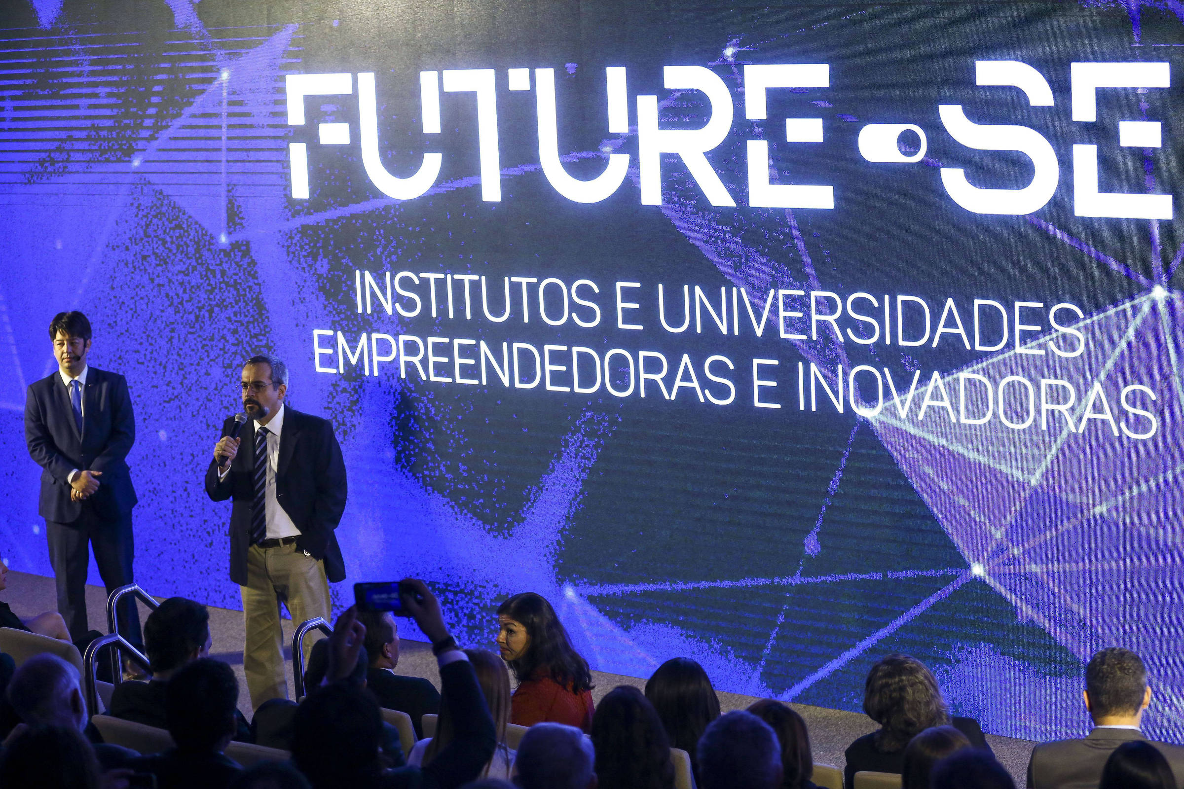 MEC quer financiar com verba de cultura pesquisa feita em universidade